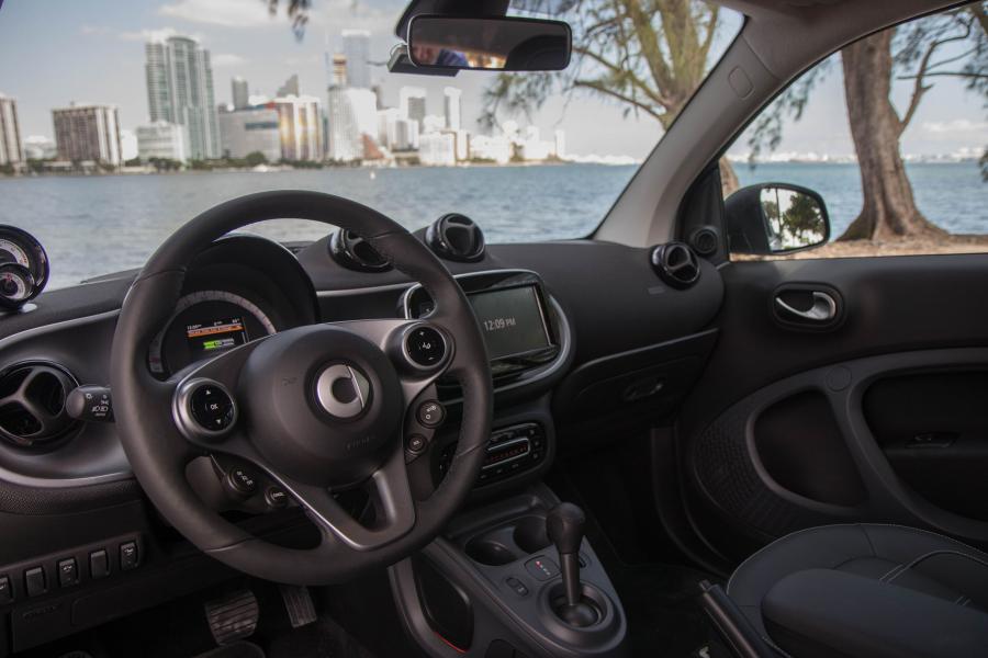 Интерьер Smart ForTwo Prime Coupe Electric Drive 2016 года  (NA) (фото 22 из 30)